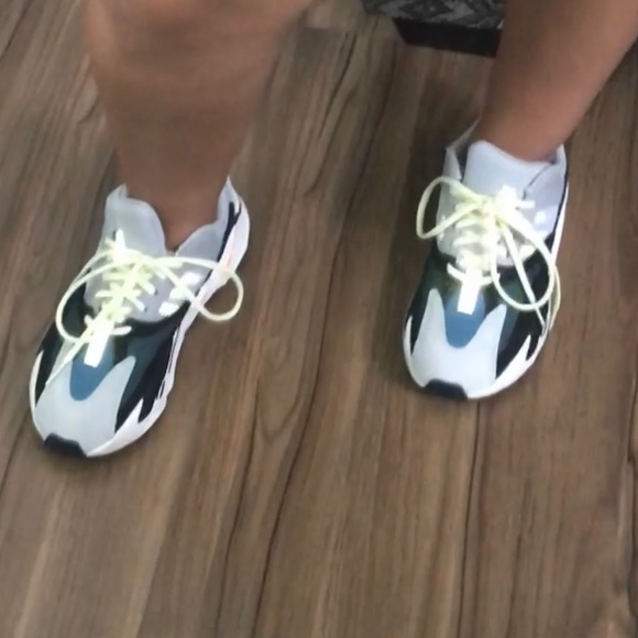 Like New YEEZY Wave Runners - Picture 2 of 9